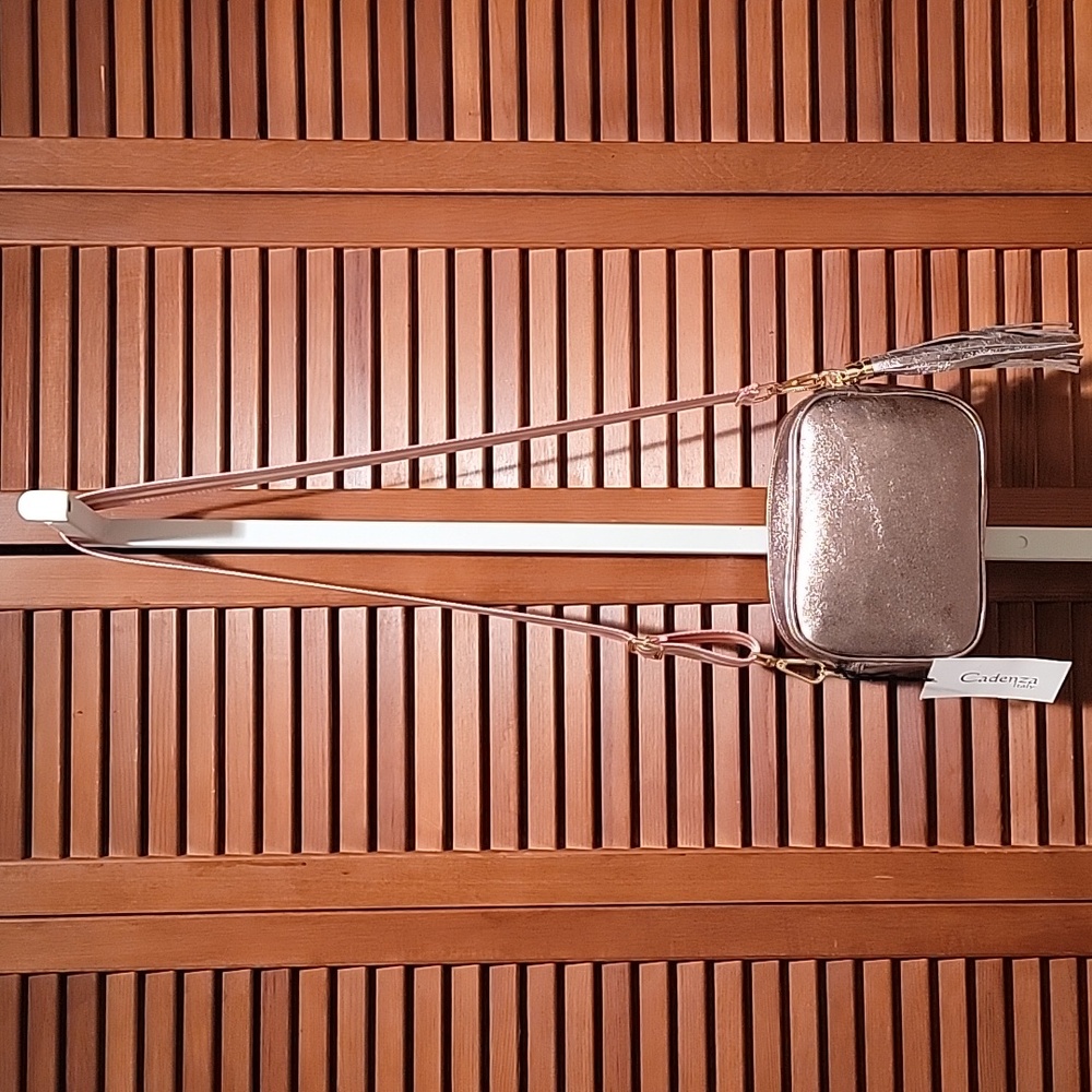 CREDENZA ITALY METALLIC GOLD CROSSBODY/ SHOULDER BAG WITH TASSLE - Picture 5 of 12